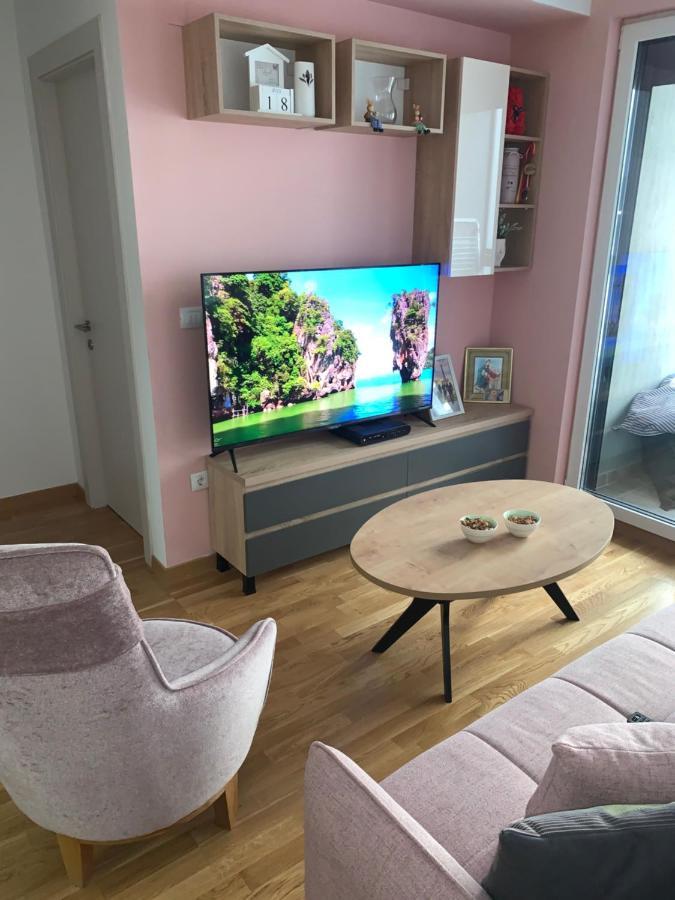 Pink Modern Apartment Skopje Esterno foto