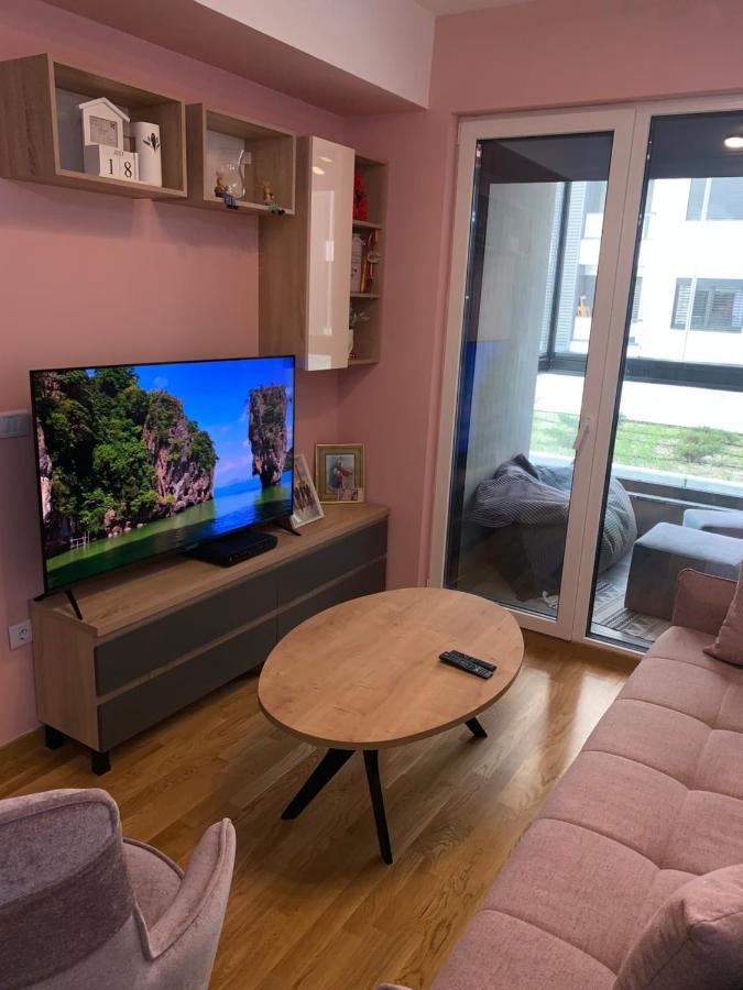 Pink Modern Apartment Skopje Esterno foto